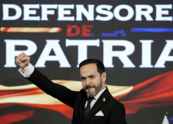 Con la presencia de Milei y bajo una alerta terrorista, asume el nuevo presidente de Colombia