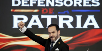 Con la presencia de Milei y bajo una alerta terrorista, asume el nuevo presidente de Colombia